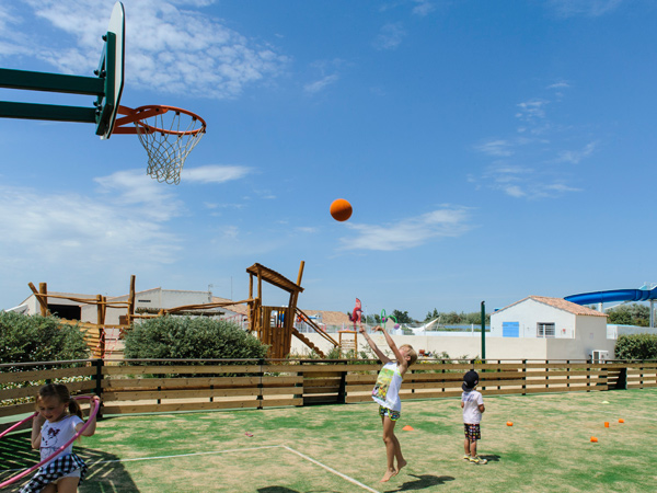 Basket ball sur le terrain multi-sport